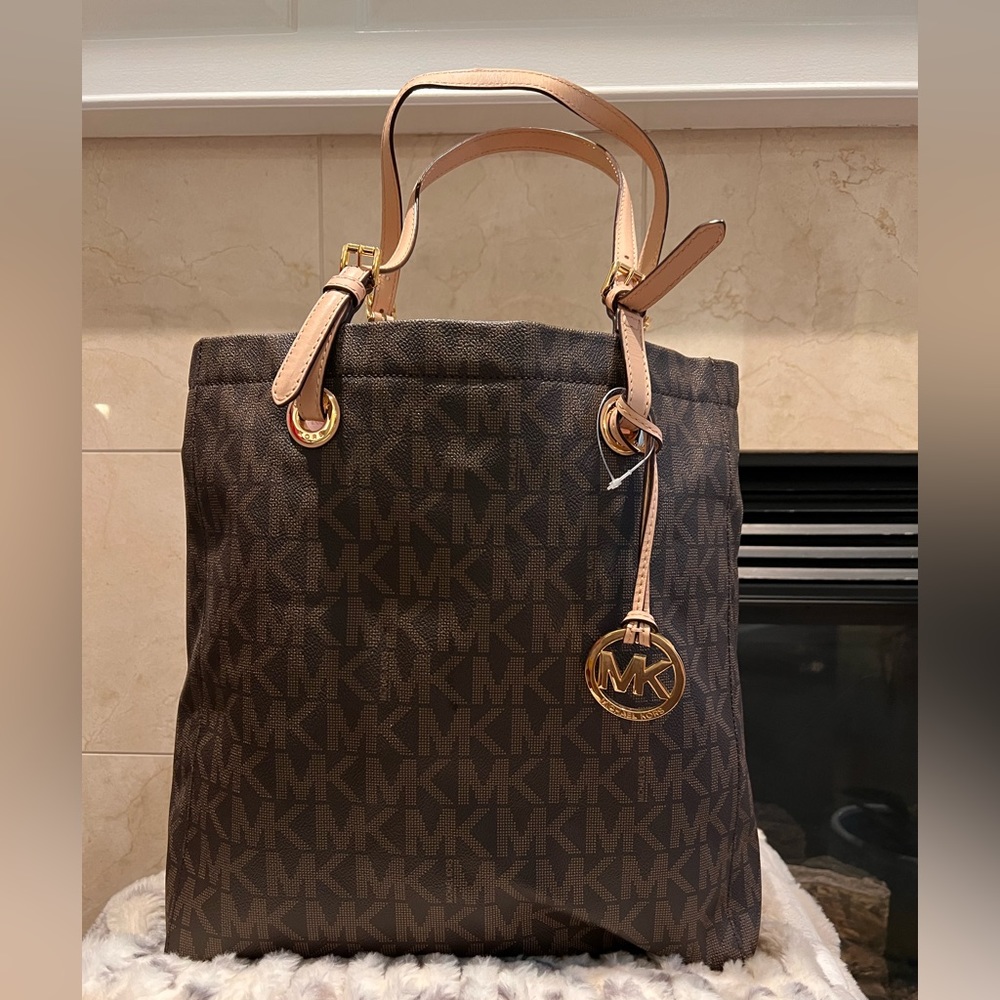 Michael Kors Signature Leather Jet Set Tote